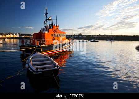 RNLI-Rettungsboot im Donaghadee Hafen bei Sonnenuntergang Stockfoto