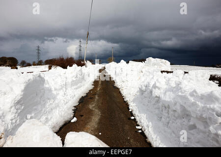 Weg durch Schneewehen während Winter-Nordirland Stockfoto
