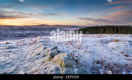 Winter-Sonnenaufgang über gefrorenen Moor am Garrow Tor auf Bodmin Moor in Cornwall Stockfoto