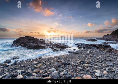 Wellen, die über die Felsen des Priesters Cove auf der schroffen Küste Cornwalls im Cape Cornwall Stockfoto