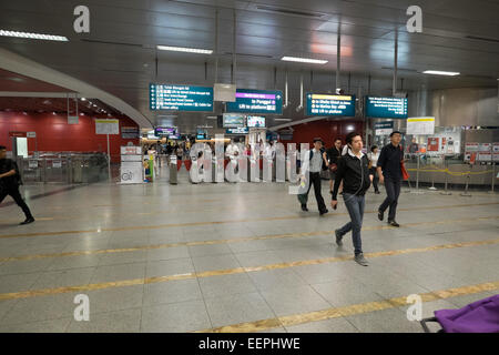 Im Inneren eine Singapur MRT u-Bahn Station. Stockfoto