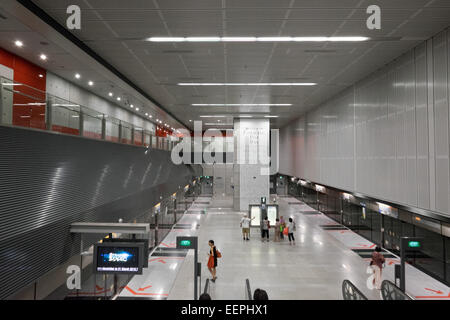 Im Inneren eine Singapur MRT u-Bahn Station. Stockfoto