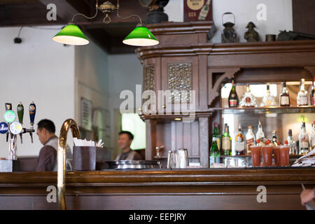 In der Long Bar des Raffles Hotel in Singapur. Haus von der Singapore Sling. Stockfoto