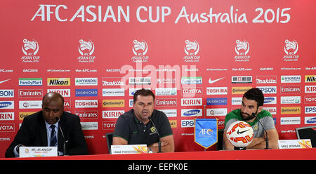 Brisbane. 21. Januar 2015. Australischer Fußball Kopf Trainer Ange Postecoglou (C) reagiert auf Fragen im Rahmen einer Pressekonferenz am Brisbane-Stadion in Brisbane, Australien, 21. Januar 2015, einen Tag vor der AFC Viertelfinale match zwischen Australien und China. © Cao Can/Xinhua/Alamy Live-Nachrichten Stockfoto