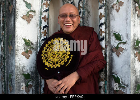 Myanmar-Mönch im Wat Arun Tempel. Bangkok. Asien. Wat Arun, lokal bekannt als Wat Chaeng befindet sich auf den Westen (Thonburi) Bank o Stockfoto