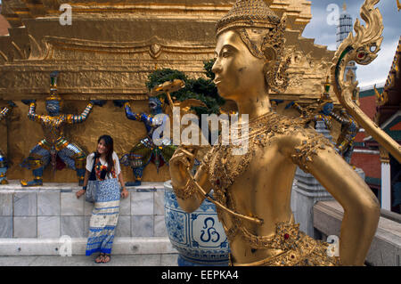 Grand Palace Wat Phra Kaeo Gold Statue Apsonsi und Touristen. Bangkok Thailand. Wat Phra Kaew, Grand Palace, Statuen im Wat Phra Stockfoto