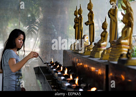 Frau im Wat Patum Wanaram Tample zu beten. Bangkok. Wat Pathum Wanaram ist ein buddhistischer Tempel in Bangkok, Thailand. Es befindet sich Stockfoto