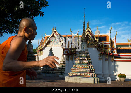 Buddhistischer Mönch im Tempel Wat Pho, Bangkok, Thailand. Wat Pho (Tempel des liegenden Buddha) ist, Wat Phra Chetuphon Stockfoto