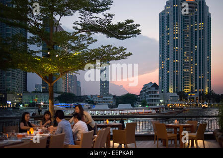 Aufgrund der Chao Phraya. Terrasse, Restaurant, Fluss, Lounge, Hotel, Shangri La, Bangkok, Thailand, Asien. Sie legte sich wieder auf Ihre Longtail- Stockfoto