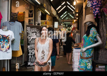 Frau, Kauf von Kleidung in den Läden am Chatuchak Weekend Market oder Jatujak Market; ist eines der weltweit größten Wochenende Märkte Bucht Stockfoto