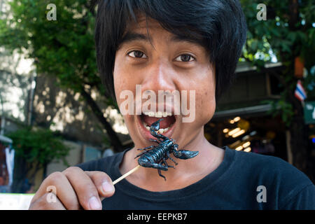 Khao San Road, Insekten Skorpion Straßenstand. Garküche. Bangkok. Khaosan Road oder Khao San Road ist eine kurze Straße im zentralen Ban Stockfoto