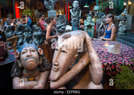 Sawasdee House Restaurant Ram Buttri Bangkok. Soi Rambuttri. Bangkok. Thailand. Indonesische Statuen und Figuren.  Tolle cocktails Stockfoto