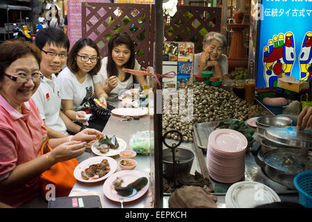 Restaurants in Thanon Yaowarat Straße in der Nacht in Zentralthailand Chinatown-Viertel von Bangkok. Yaowarat und Phahurat ist Bangkok Stockfoto