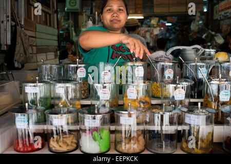 Eis und Süßigkeiten lagern im Chatuchak Weekend Market oder Jatujak Market; ist eines der weltweit größten Wochenende Märkte Abdeckungen Bereich o Stockfoto