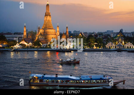 Landschaft bei Sonnenuntergang des Wat Arun Tempel von Chao Praya River vom Dach des Sala Rattanakosin Hotel. Bangkok. Thailand. Asien. Stockfoto