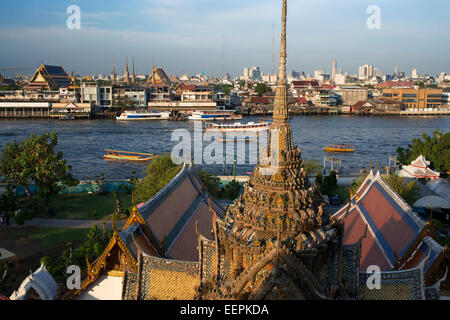 Landschaft bei Sonnenuntergang des Chao Praya River vom Wat Arun Tempel. Bangkok. Thailand. Asien. Wat Arun, Wat Chaeng lokal genannt ist Stockfoto
