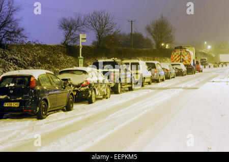 J27 M1, Nottinghamshire, UK. 21. Januar 2015. Gefährliche Fahrbedingungen in Teilen von Nottinghamshire wegen Schneefall und eisige Straßenbeläge Fahrzeuge Park an der j27 Autobahn. Bildnachweis: IFIMAGE/Alamy Live-Nachrichten Stockfoto