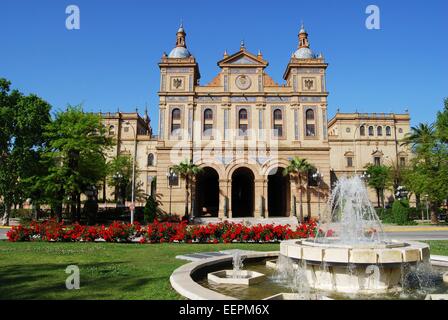 Sicht nach hinten von der Plaza de Espana, gesehen vom spanischen Armee Platz (Plaza Ejercito Espanol), Sevilla, Provinz Sevilla, Spanien. Stockfoto