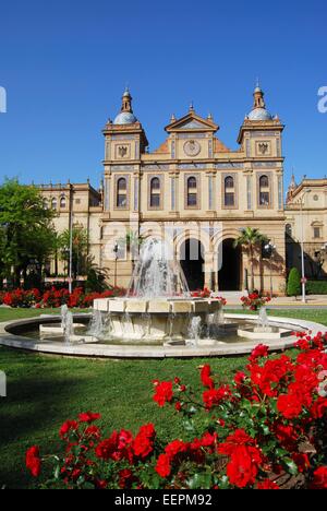 Sicht nach hinten von der Plaza de Espana, gesehen vom spanischen Armee Platz (Plaza Ejercito Espanol), Sevilla, Provinz Sevilla, Spanien. Stockfoto