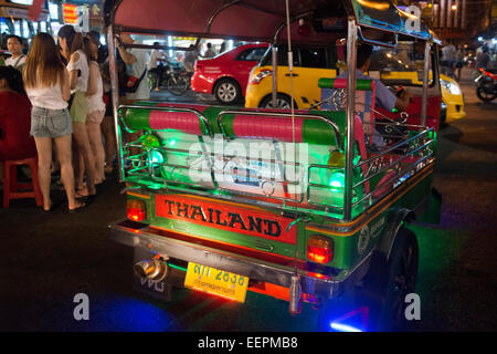 Tuk-Tuk-Taxi auf der Straße. Blick auf Thanon Yaowarat Straße bei Nacht in Zentralthailand Chinatown-Viertel von Bangkok. Yaowarat Stockfoto