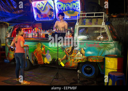 Ein VW Volkswagen Bus cocktail-bar in der Soi Rambuttri. Bangkok. Schnappen Sie sich ein Bier mit Eis oder einem Cocktail in einer der Pop-up-Bars und p Stockfoto