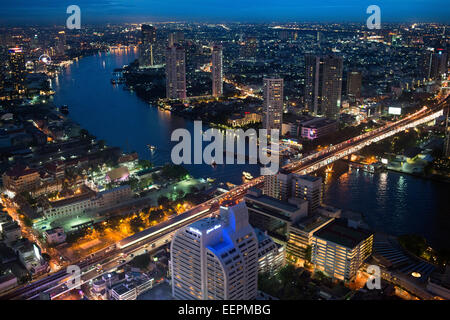 Panorama aufgrund und Landschaft von Bangkok aus Scirocco auf dem Dach. Thailand. Asien, Bangkok, Hauptstadt, Centara Grand, Chao Praya River, Stockfoto