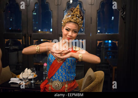 Klassische Thai Tanz-Performance im Salathip Restaurant, Hotel, Shangri La, Bangkok, Thailand, Asien. Salathip liegt an der New Stockfoto