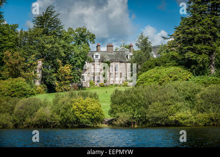 Ein großes Haus auf einer Insel im See Derwentwater in Keswick, Cumbria. Stockfoto