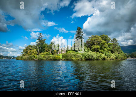 Ein großes Haus auf einer Insel im See Derwentwater in Keswick, Cumbria. Stockfoto