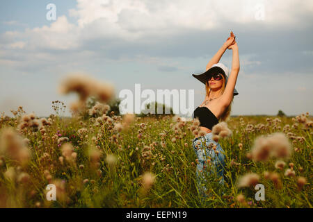 Schöne Mädchen in Hut und Sonnenbrille Stockfoto