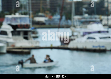 Abstract Seeslandschaft, globale Häfen, Hafen von Durban, KwaZulu-Natal, Südafrika, Fokus Unschärfe, Menschen, Motorboot in Yacht Marina, Bootsfahrten im Hafen Stockfoto