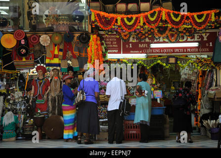 Kunden, die Gewürze vor bunten Shop Verkauf von traditionellen afrikanischen und indischen Einzelteile an Victoria Market, Durban, KwaZulu-Natal Stockfoto