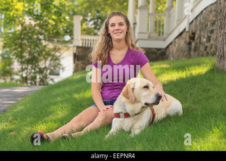 Frau mit Sehbehinderung entspannend mit ihrer Service-Hund Stockfoto