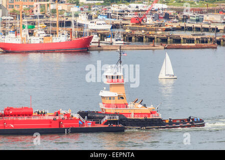 Schlepper bewegen Tanker durch Boston Harbor, East Boston, Boston, Massachusetts, USA Stockfoto