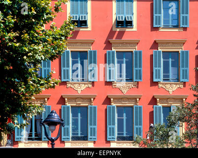 Nizza, Frankreich. Fassade des Hauses in der Altstadt; Fensterläden Stockfoto