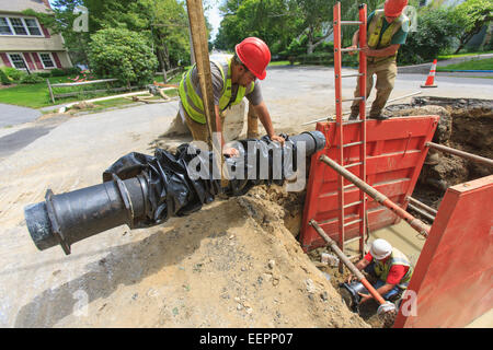 Bauarbeiter, die Wasserleitung Abschnitt senken wird vorbereitet Stockfoto