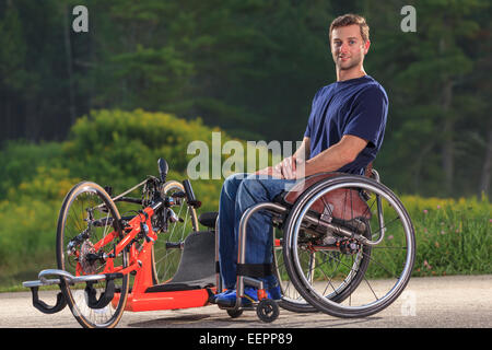 Menschen mit Querschnittlähmung in seinem Rollstuhl mit der benutzerdefinierten adaptive Hand-Zyklus Stockfoto