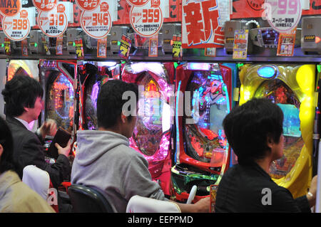 Tokio, Japan. 26. Mai 2010. Besucher spielen Pachinko, eine typisch japanische Flipper-Spiel im Pachinko Salon in Tokio am 26. Mai 2010. © AFLO/Alamy Live-Nachrichten Stockfoto