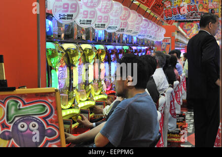 Tokio, Japan. 26. Mai 2010. Besucher spielen Pachinko, eine typisch japanische Flipper-Spiel im Pachinko Salon in Tokio am 26. Mai 2010. © AFLO/Alamy Live-Nachrichten Stockfoto