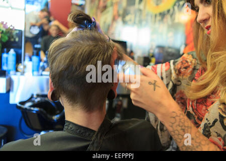 Stilvollen Mann mit einer Rückenmarksverletzung in einem Friseursalon Stockfoto