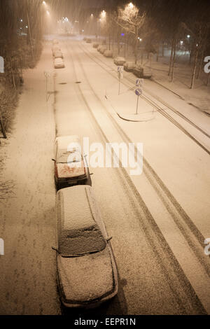 viel Schneefall und leere Straße Stockfoto