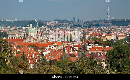 Prag - Look von Petrin-Hügel bis Altstadt. Stockfoto