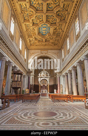 Rom, Italien - 21. März 2012: Das Schiff der Kirche San Crisogono in Trastevere. Stockfoto