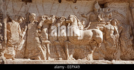 Rom - Detail von Titus Triumphbogen Stockfoto