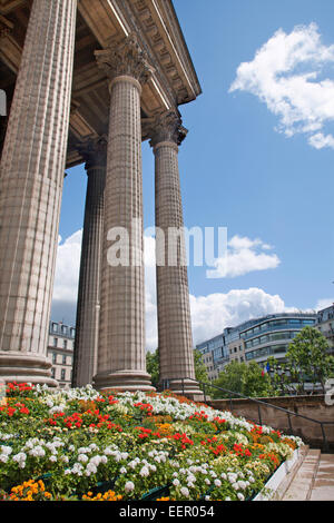 Paris - Spalten der Madeleine-Kirche und die Blumen Stockfoto