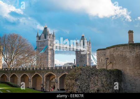 Umfang der Tower of London und Tower Bridge erbaut 1886-1894, überqueren Sie den Fluss Themse in der City of London, England Stockfoto