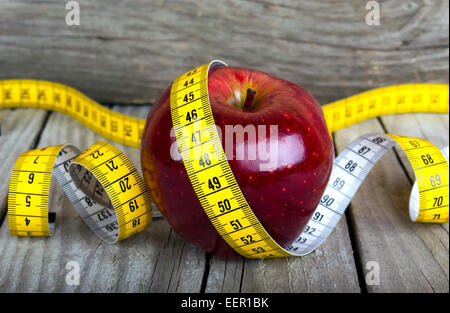 Maßband um ein Apple-Gewicht-Verlust-Foto gewickelt Stockfoto