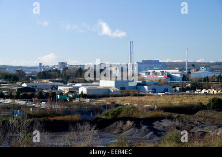 Ansicht des Industriegebiets um Cardiff Docks, Cardiff, Wales, UK. Stockfoto