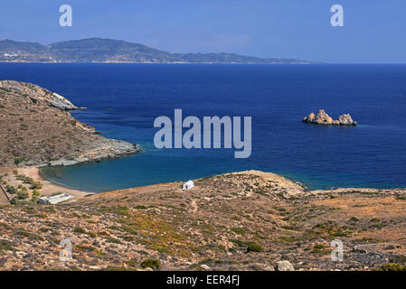 Blick zum einsamen Strand Agios Georgios in Sikinos Insel, Kykladen, Griechenland Stockfoto