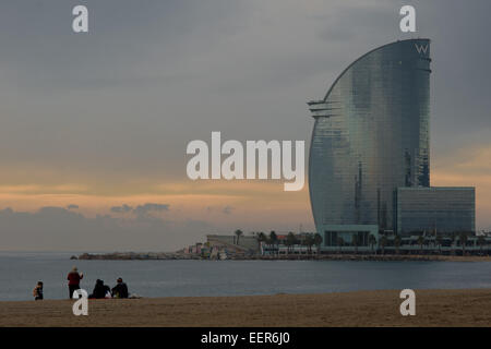 Barcelona, Spanien. 21. Januar 2015. Eine Gruppe von Menschen steht am Strand von Barcelona in den frühen Morgenstunden. © Jordi Boixareu/ZUMA Draht/Alamy Live-Nachrichten Stockfoto